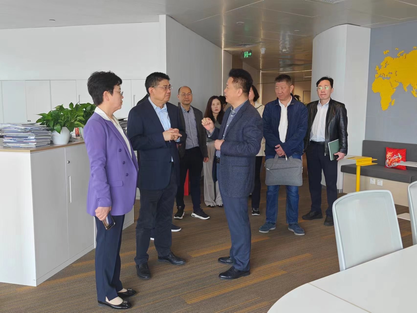 长宁区人大常委会领导一行莅临易立德走访调研